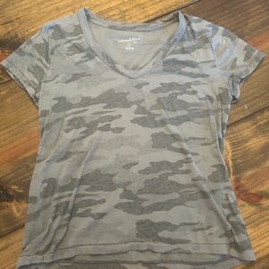 ✨Universal Thread Gray Camo V-Neck Tee